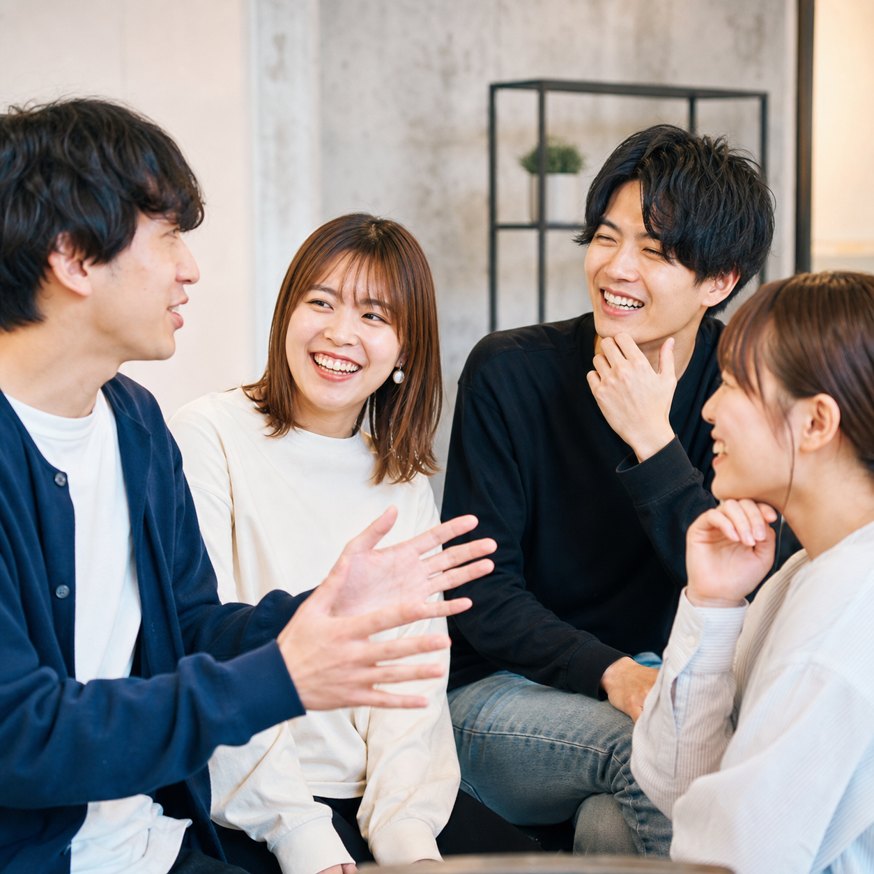 若い男女が談笑する様子