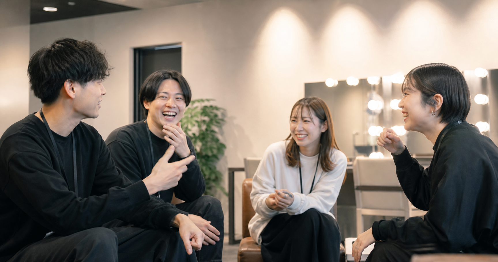 仲間と話す若い男女