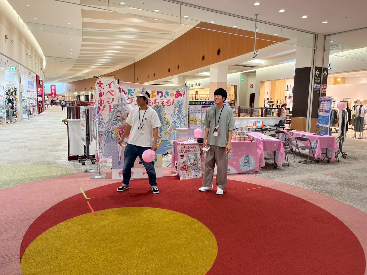 集客スタッフがイベント現場で案内する様子
