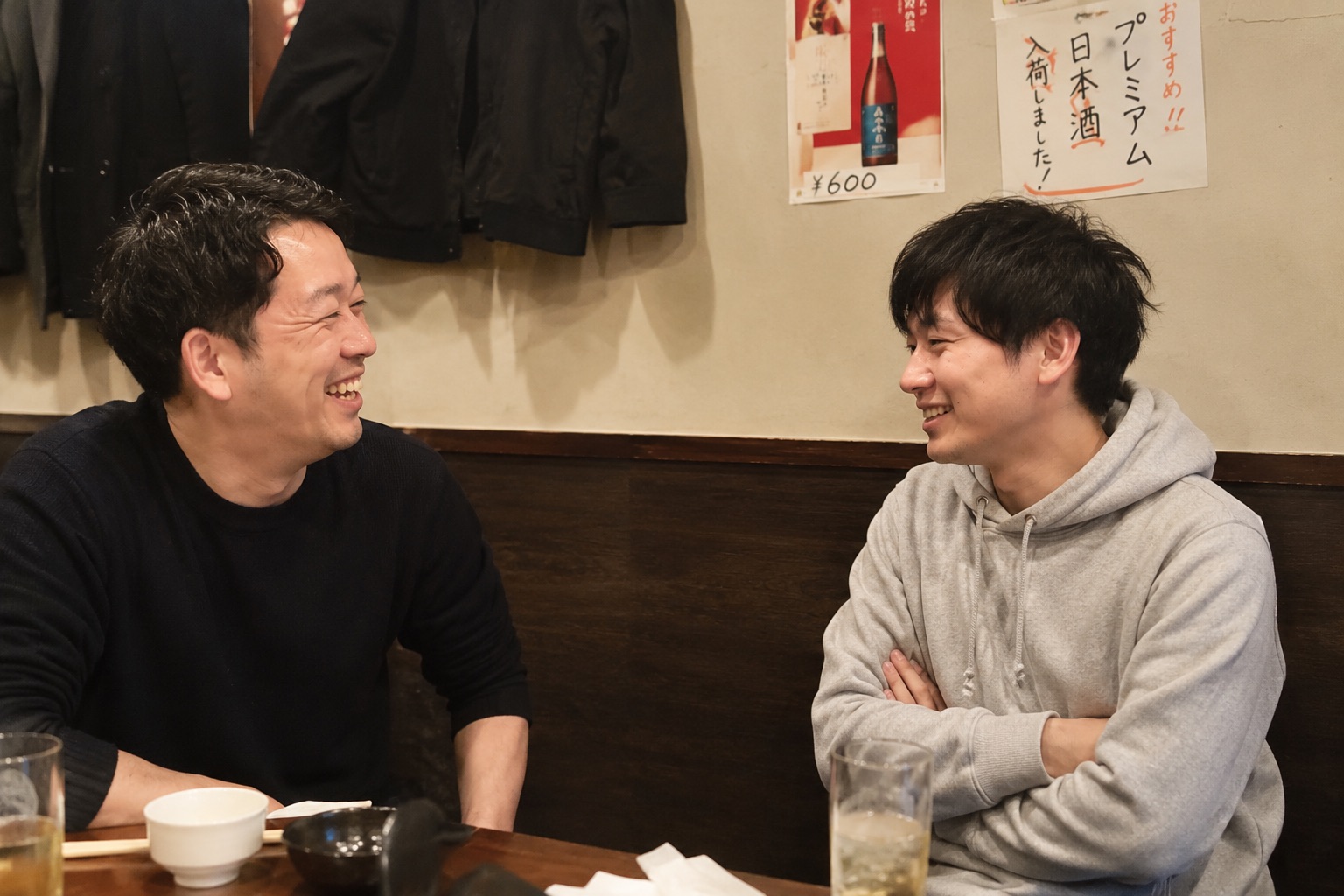 仲間と語らうFajiskスタッフ