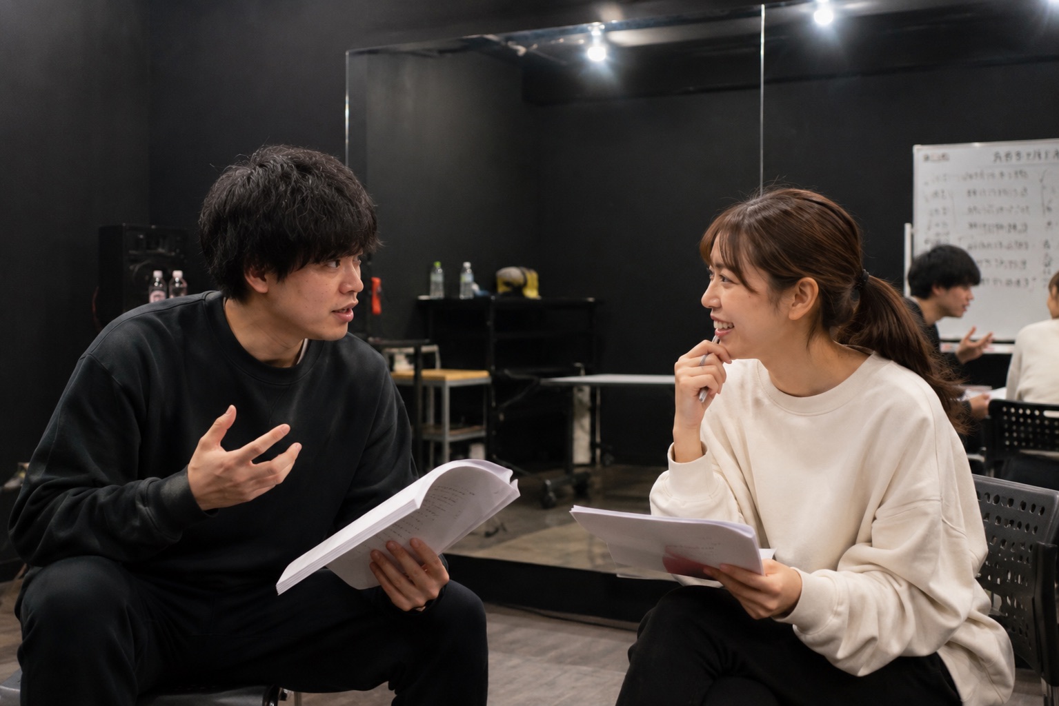 台本を手に語り合う夢を追う人たち